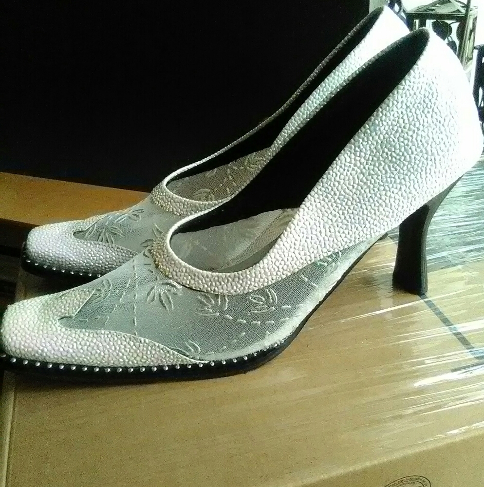 NWOT square Toe Pumps 3D white 3 incll